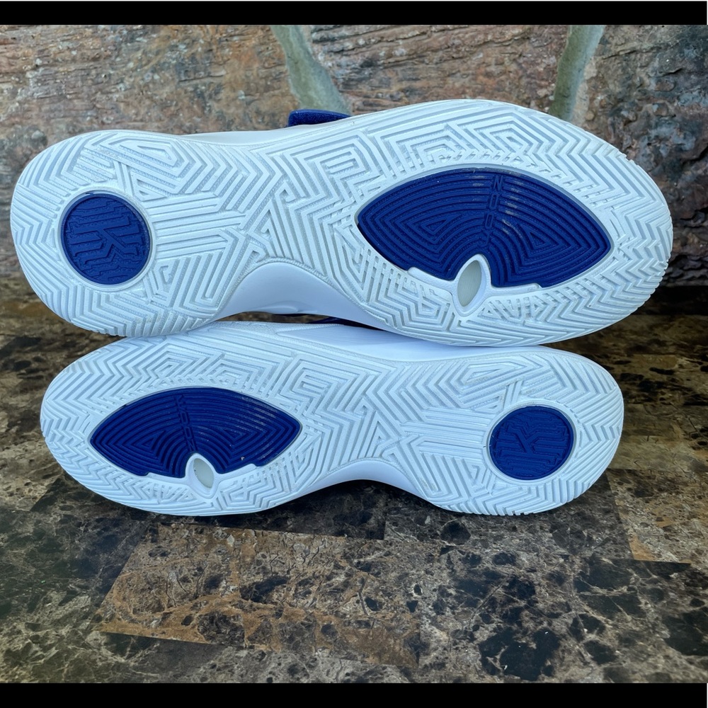 Nike Men's Kyrie Flytrap III Basketball Sneakers - Picture 15 of 15
